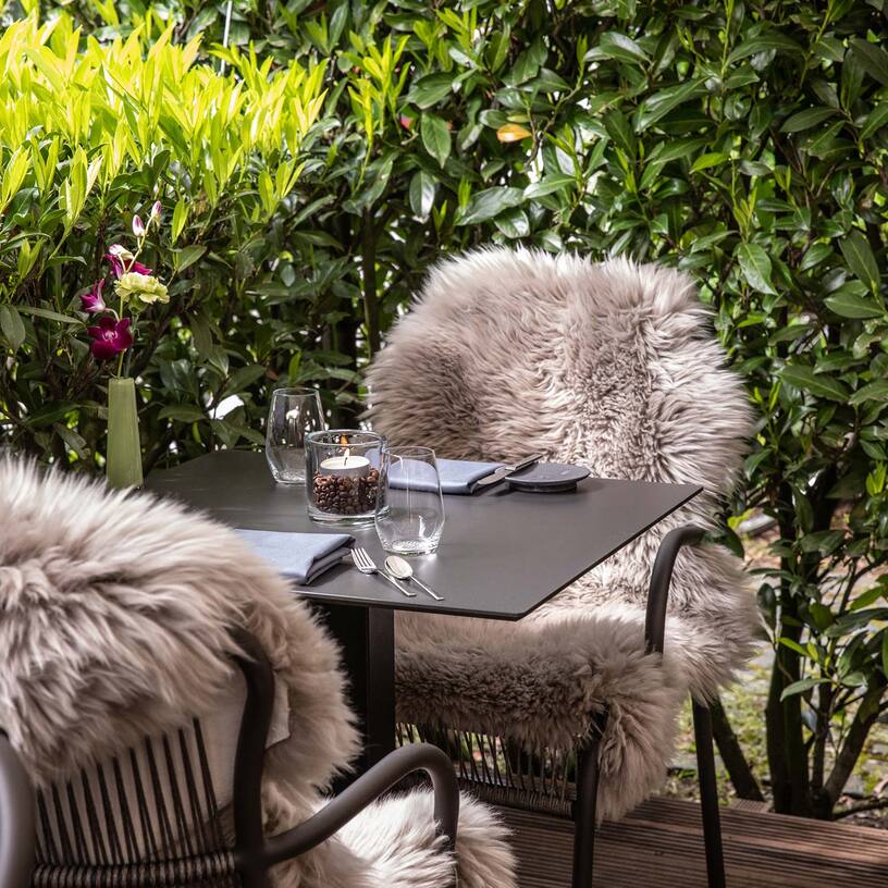 Tisch mit Stühlen auf der Aussenterasse