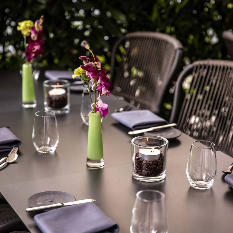 Gedeckter Tisch im Aussenbereich
