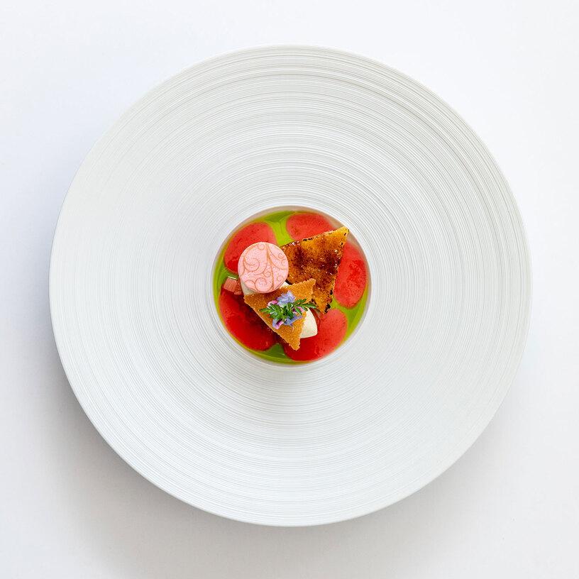 Gericht angerichtet auf weißem Teller