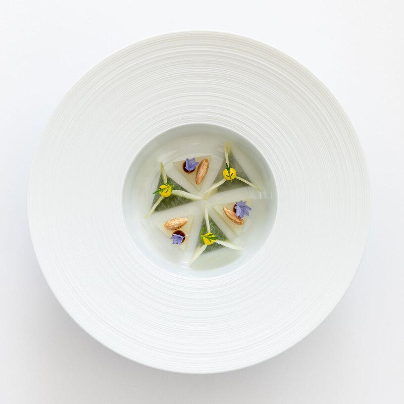 Gericht angerichtet auf weißem Teller