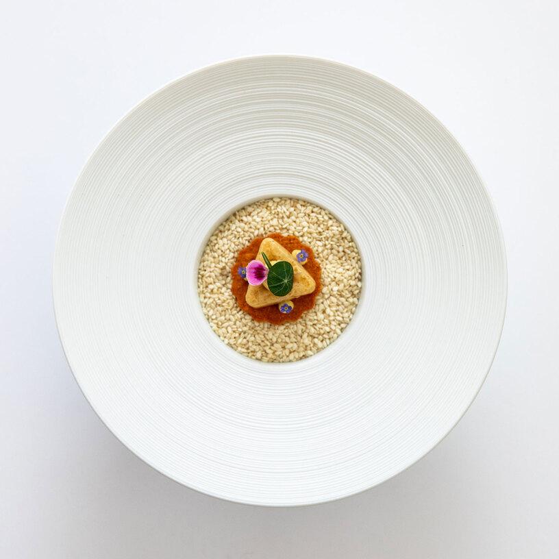 Gericht angerichtet auf weißem Teller