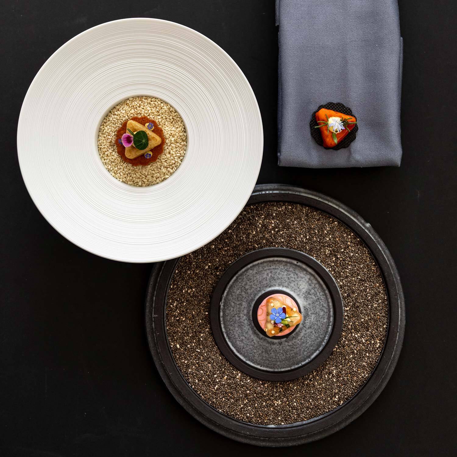 Diverse Speisen stilvoll angerichtet