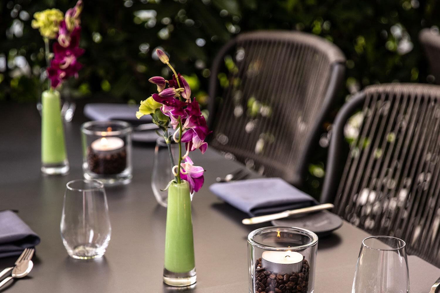 Eingedeckter Tisch auf der Aussenterasse